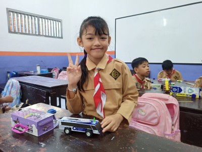Aisy kelas 2 membuat bis dari kardus pasta gigi